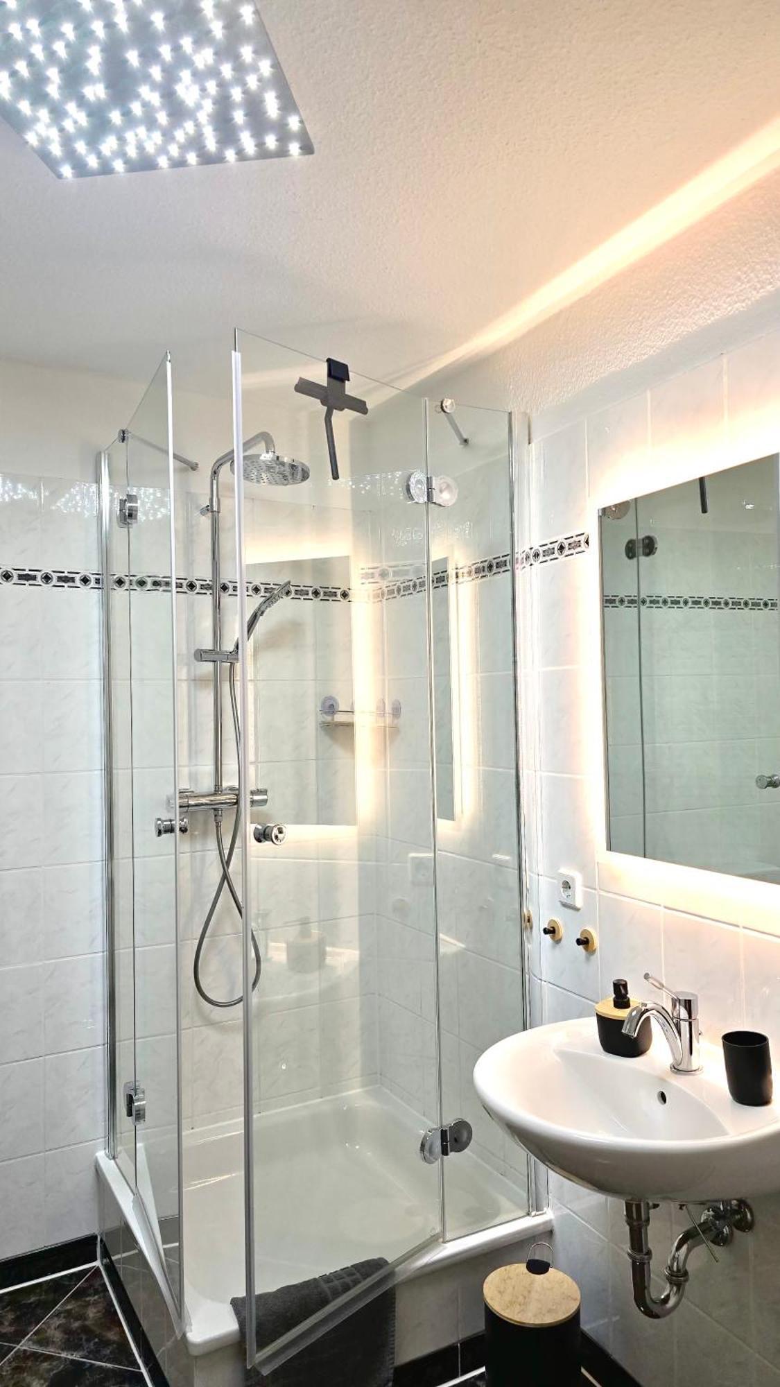 Jasta Homes Altstadt, Zentral, Ueberdachter Parkplatz, Netflix, Vollausstattung, Loft, Modern Und Komfort ฮาเมลน์ ภายนอก รูปภาพ